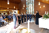 Die Noch-Konfirmandinnen und -Konfirmanden stehen mit dem Rcken zur Gemeinde vor dem Altar, wo Pfarrerin Mohr eine Ansprache an sie hlt.