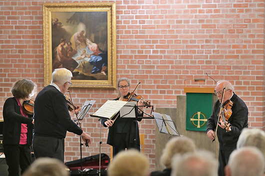 Die Interpretinnen und Interpreten beim Spielen des Quartetts für vier Bratschen von Telemann.