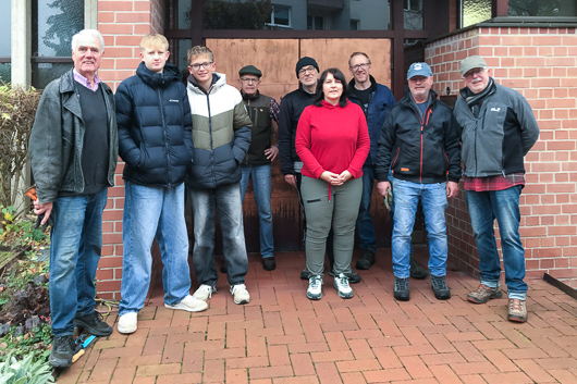 Am Eingang zum Gemeindezentrum haben sich die Mitwirkenden an der Gartenaktion zum Gruppenbild aufgestellt.