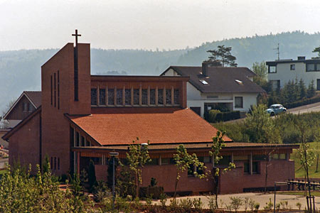 Fotografie des Kirchgebäudes