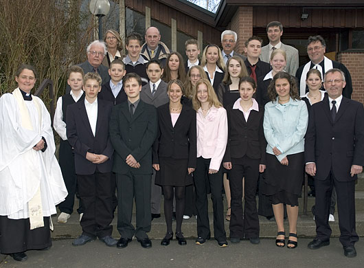 Foto der Konfirmanden vor dem Eingang zur Kirche