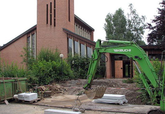 Foto von den Bauarbeiten am Eingangsbereich der Trinitatiskirche mit Baggern, Containern und Baumaterialien