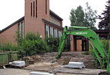 Foto von den Bauarbeiten am Eingangsbereich der Trinitatiskirche mit Baggern, Containern und Baumaterialien