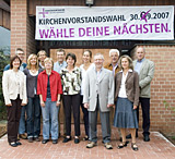 Alle zwölf Kandidatinnen und Kandidaten der Kirchenvorstandswahl 2007 vor dem Eingang der Trinitatiskirche