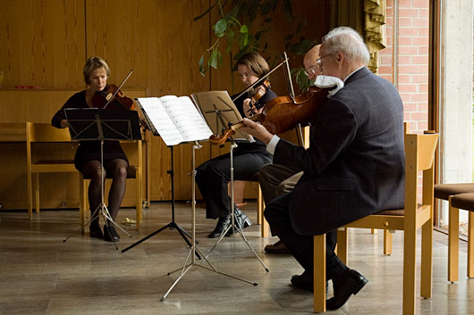 Vier Streicher beim Musizieren im großen Gemeinderaum der Trinitatiskirche