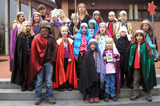 Die Sternsinger 2008 in ihren Kostmen vor dem Eingang zur Trinitatiskirche