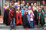 Die Sternsinger 2008 in ihren Kostmen vor dem Eingang zur Trinitatiskirche