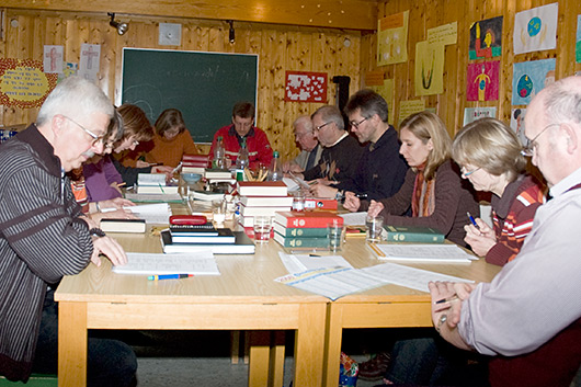 Blick in den als Tagungsort, wo Pfarrerin und Kirchenvorsteherinnen und -vorsteher ihre Unterlagen studieren