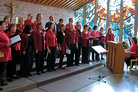 Der Gospelchor und sein Leiter im Altarraum der Trinitatiskirche