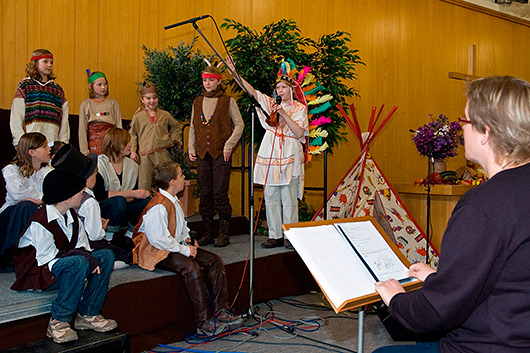 Als Siedler und Indianer verkleidete Kinder bei der Aufführung in der Evangeliumshalle