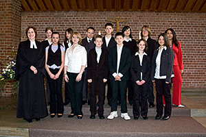 Die Konfirmanden 2008 und Pfarrerin Bettina Mohr im Altarraum der Trinitatiskirche (1)