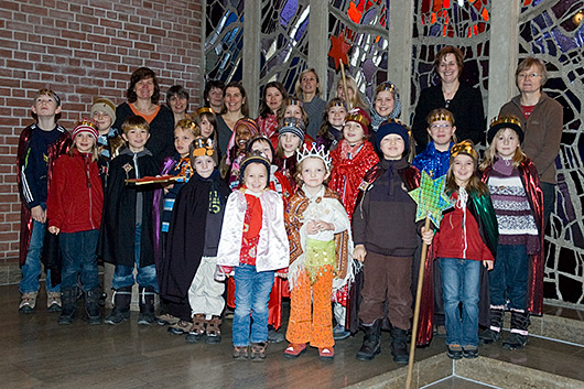 Die Sternsinger und Mitarbeiterinnen vor dem Pfingstfenster der Trinitatiskirche