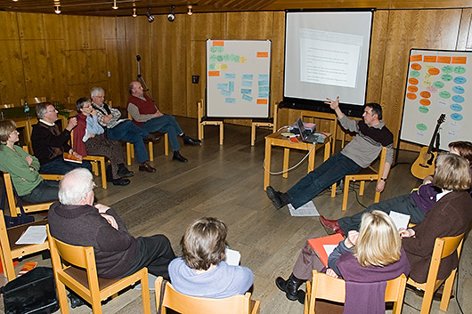 Die Kirchenvorsteherinnen und Kirchenvorsteher mit Referent Armin Beck im großen Gemeinderaum der Trinitatiskirche