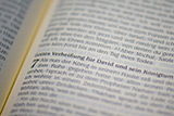 Fotografie einer Seite aus der Bibel (2. Buch Samuel, Kapitel 7).