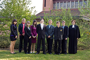 Die Konfirmanden 2009 und Pfarrerin Bettina Mohr vor der Westseite der Trinitatiskirche (4)