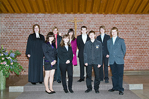 Die Konfirmanden 2009 und Pfarrerin Bettina Mohr im Altarraum der Trinitatiskirche (6)