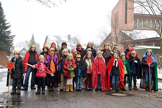 Die Sternsingerinnen und Sternsinger 2010 mit ihren Begleiterinnen starten gemeinsam vor der Kirche.