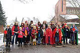 Die Sternsingerinnen und Sternsinger 2010 mit ihren Begleiterinnen starten gemeinsam vor der Kirche.