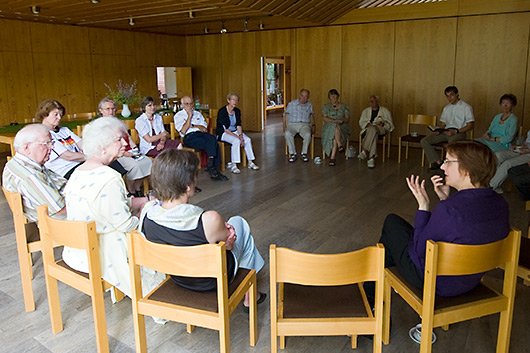 Blick in die Gesprchsrunde im groen Gemeinderaum der Trinitatiskirche.