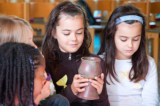 Einige Kinder beim Weiterreichen des Abendmahl-Kelches.