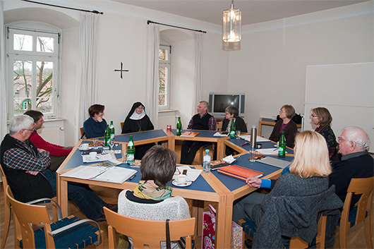 Die Mitglieder des Kirchenvorstands sitzen gemeinsam mit der btissin an einer kreisfrmig gestellten Tischgruppe.