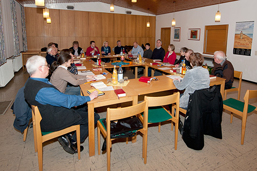 Blick in den groen Gemeinderaum der Martinskirchengemeinde mit den Mitgliedern der beiden Kirchenvorstnde.