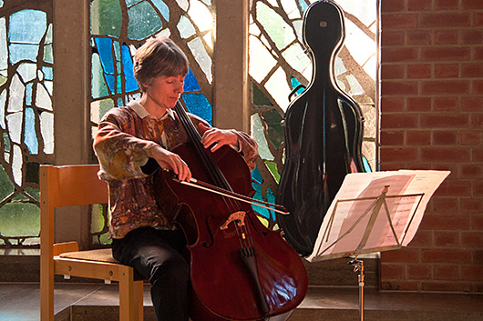 Die Cellistin beim Einspielen vor dem Gottesdienst.