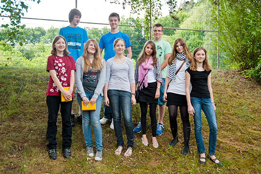 Gruppenbild der neuen Konfirmandinnen und Konfirmanden im Auenbereich der Kirche neben dem groen Gemeinderaum.