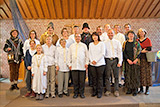 Die mitwirkenden Erwachsenen haben sich nach dem Gottesdienst zum Gruppenbild im Altarraum der Kirche aufgestellt.