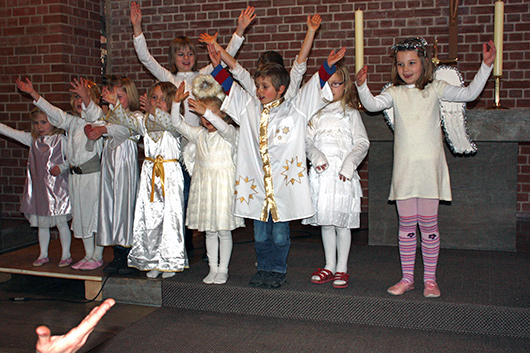 Der Chor der Engel beim Singen im Altarraum der Trinitatiskirche.