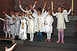 Der Chor der Engel beim Singen im Altarraum der Trinitatiskirche.