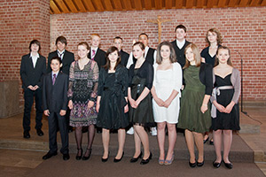 Die Konfirmanden 2011 und Pfarrerin Bettina Mohr vor dem Altar der Trinitatiskirche (1)