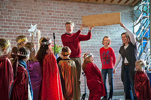 Familie Striepecke und ein Teil der Sternsinger im Altarraum der Trinitatiskirche.