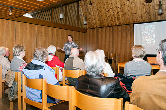 Pfr. Thomas Haase und ein Teil der Zuhrer im groen Gemeinderaum der Trinitatiskirche.