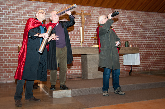 Drei Weise aus dem Morgenland, die auf der Bhne vor dem Altar stehen, und mit ihren Fernrohren die Sterne betrachten.