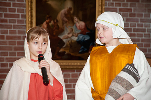 Josef und Maria auf der Herbergssuche, im Hintergrund das Gemlde eines Malers der Raffaelschule mit der Weihnachtsszene.