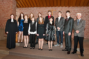 Die Konfirmanden 2012 und Pfarrerin Bettina Mohr vor dem Altar der Trinitatiskirche (1)