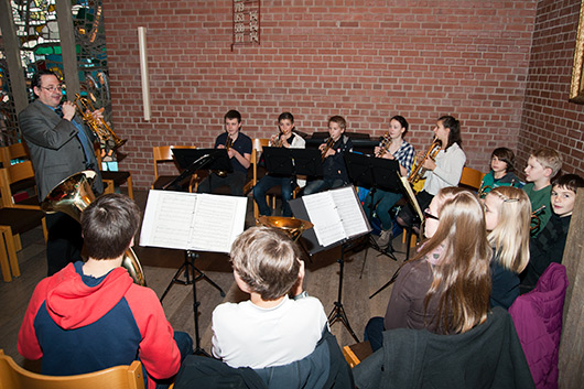 Die Brass Kids mit Ihrem bisherigen Leiter an ihrem angestammten Platz im vorderen linken Bereich der Kirche.