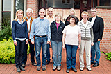 Die Kandidatinnen und Kandidaten der Kirchenvorstandswahl 2013 vor dem Eingang der Trinitatiskirche.