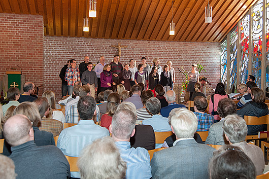 Blick auf den Altarraum der Trinitatiskirche, in dem der Gospelchor des Christustreffs singt.