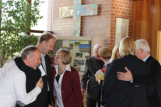 Blick in das Foyer der Trinitatiskirche, wo nach dem Gottesdienst eine herzliche Atmosphre herrscht.