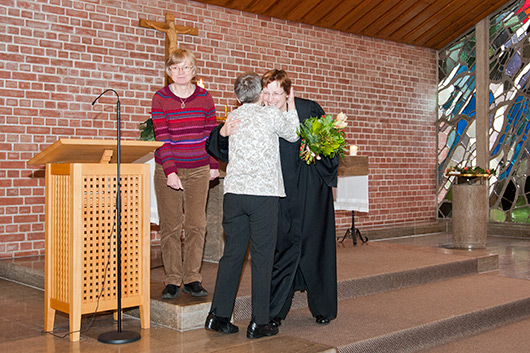 Dorle Wilke, Irmi Rauff und Bettina Mohr im Altarbereich der Trinitatiskirche.