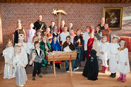 Gruppenbild im Altarraum der Trinitatiskirche, auf dem alle Mitwirkenden in ihren Kostmen zu sehen sind.