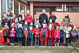 Die Sternsingerinnen und Sternsinger 2014 haben sich mit den betreuenden Erwachsenen und Jugendlichen auf der Treppe vor der Trinitatiskirche zum Gruppenbild aufgestellt.