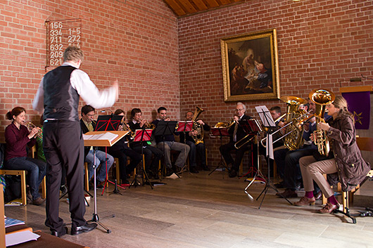 Der Posaunenchor der Elisabethkirche mit seinem Dirigenten Leo Gatzke in Aktion.