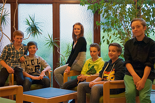 Die neuen Konfirmandinnen und Konfirmanden an einer der Sitzgruppen im Foyer der Trinitatiskirche.