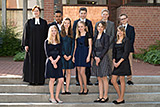 Die Konfirmandinnen und Konfirmanden haben sich vor dem Konfirmationsgottesdienst zum Gruppenbild vor der Kirche aufgestellt.