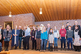 Die Schauspielerinnen und Schauspieler des Adventsanspiel sammeln sich zum Schlussapplaus im Altarraum der Trinitatiskirche.