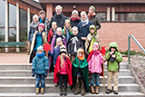 Die Sternsinger 2015 haben sich vor dem Eingang zur Kirche fr ein Gruppenbild aufgestellt.