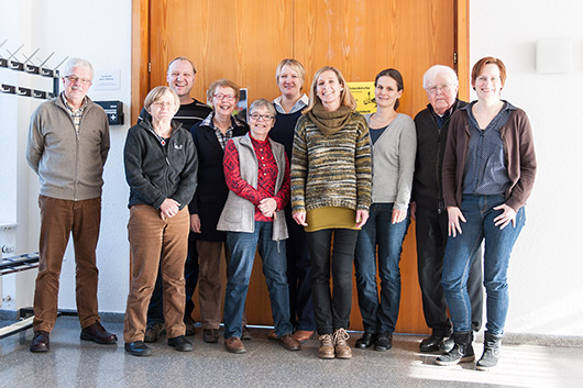 Gruppenaufnahme des Kirchenvorstands im Gemeindehaus der Matthuskirche in Ockershausen.